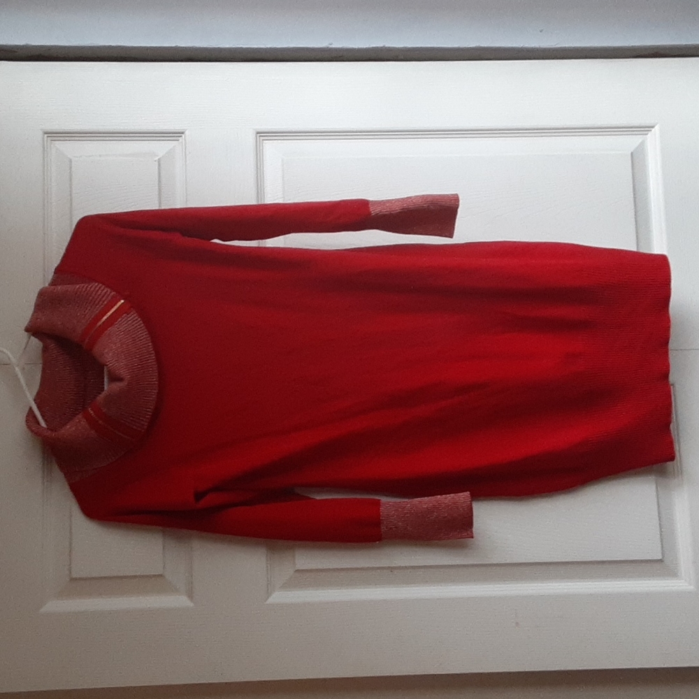 No boundaries, size Large, red/gold